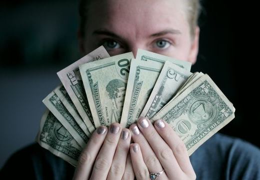 補聴器は保険の対象?購入時の給付制度についてご紹介!