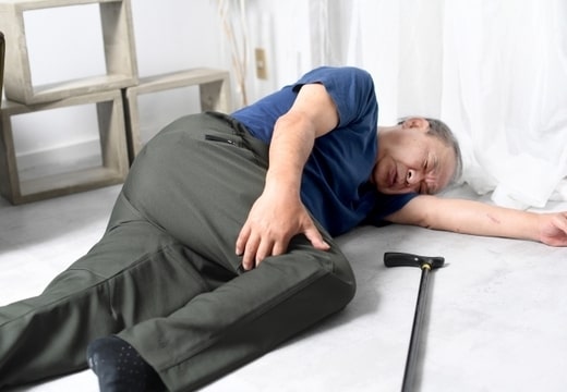 難聴があると転倒リスクが高くなる？高齢者に多い原因と予防の考え方